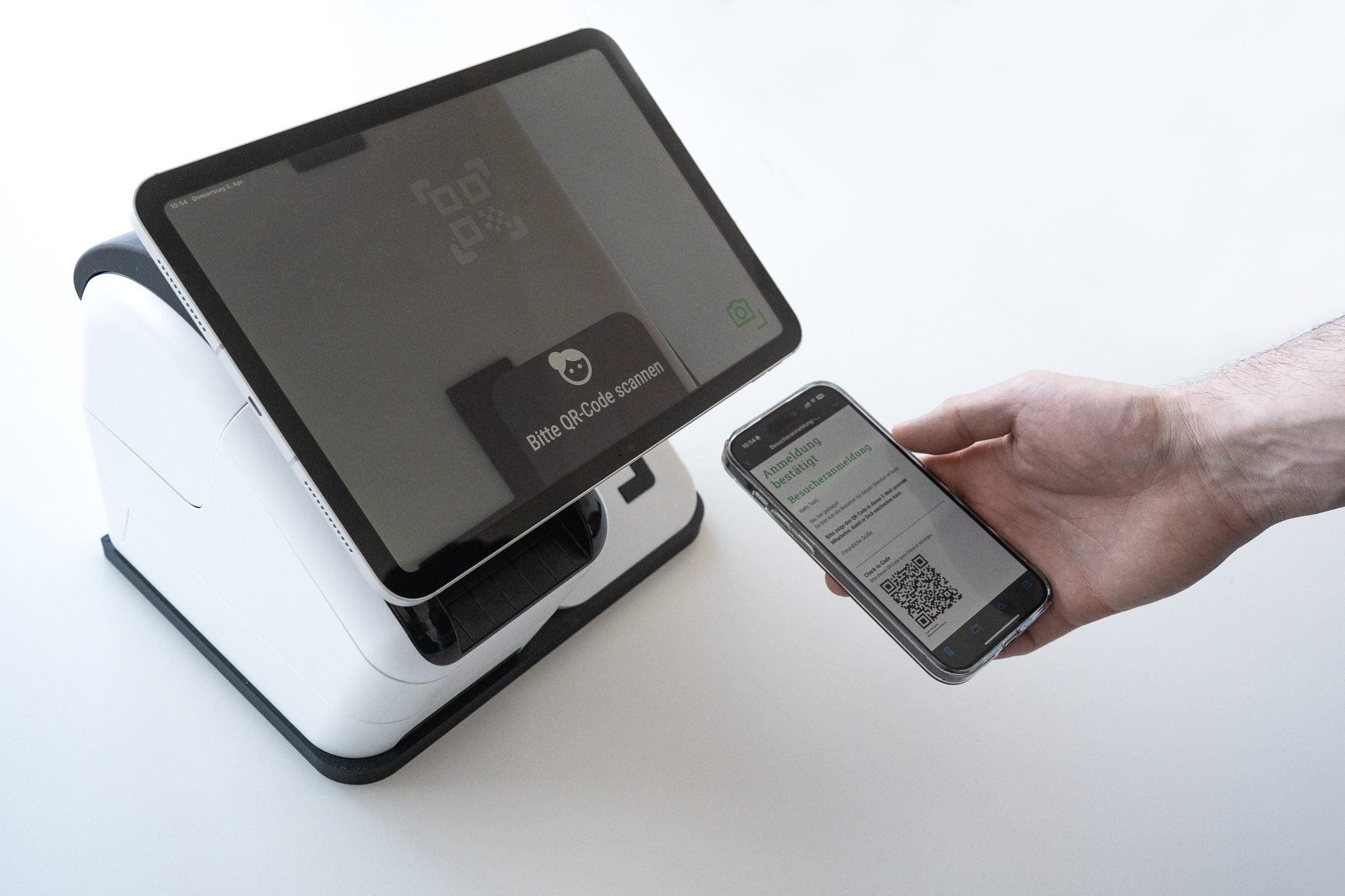Self-Check-in-Station • iPad, Scanner und Namensschilddrucker in einem